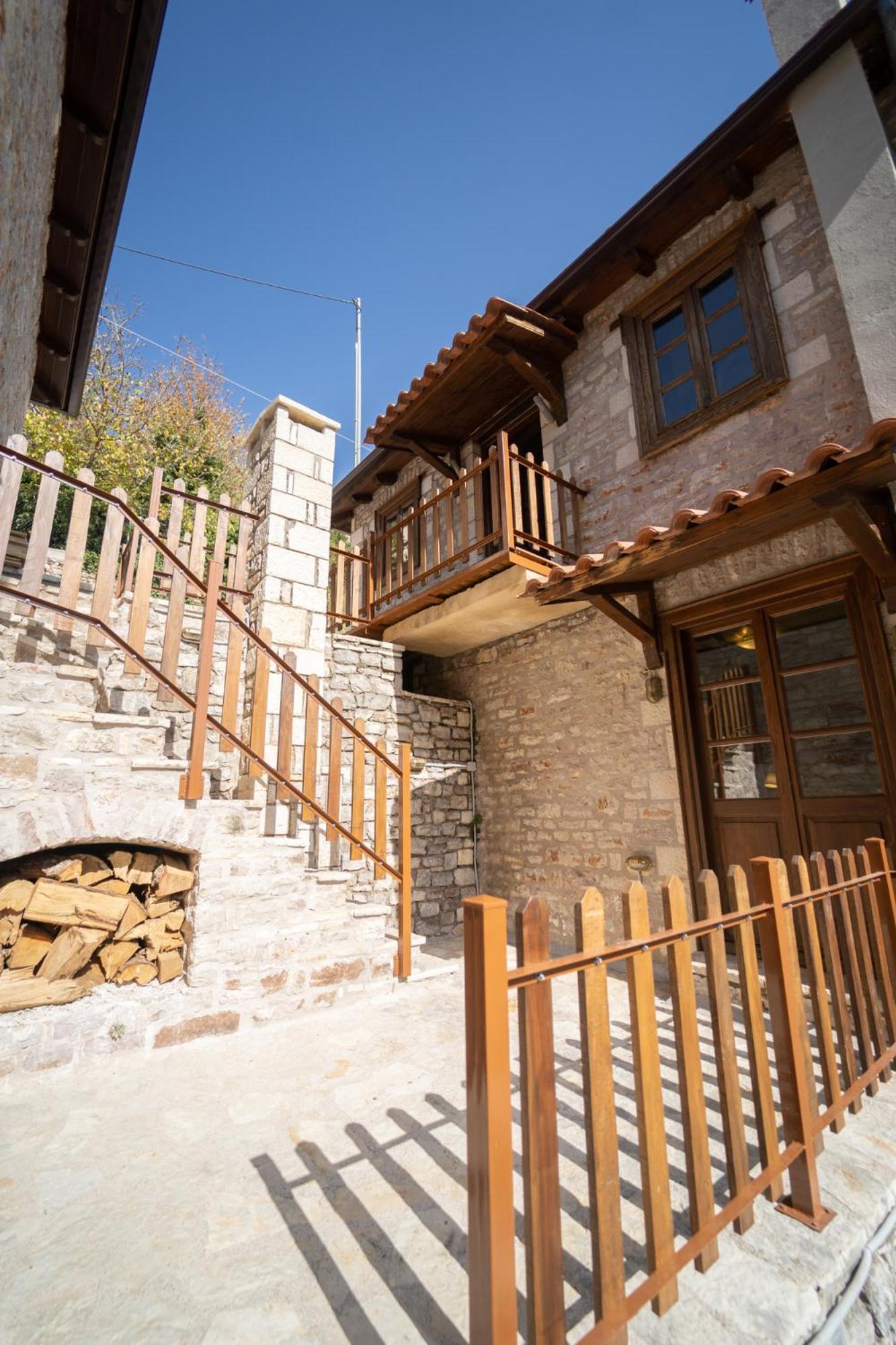 Villa Korfes-Κορφές Τριώροφη Βίλα Για Οικογένειες Και Παρέες Karpenísion エクステリア 写真